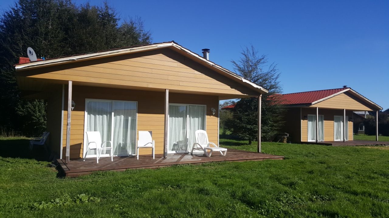 Deck y reposeras junto a las cabañas