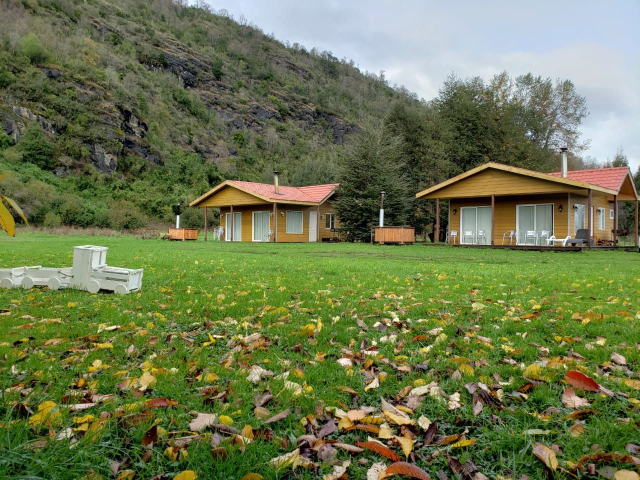 Amplios jardines en otoño